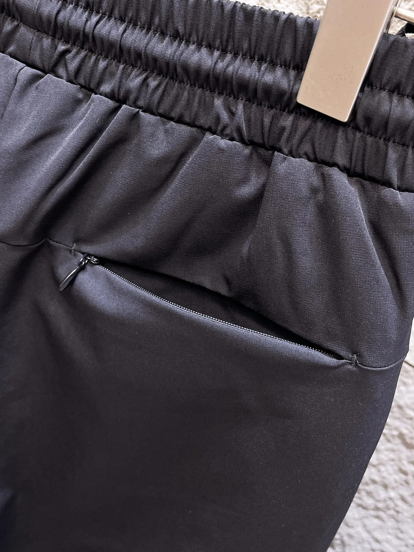 P490 Big Goose🇨🇦🌹25 new autumn and winter thickened warm down pants are here🔥Winter essential outdoor windproof, lockable and warm. Made of professional-grade outdoor windproof, waterproof and breathable fabric. Lining 90% white duck down filling. Lightweight design. Lightweight and warm. Seamless gluing process on the inside. Made of light and gall-free anti-drilling fabric to effectively prevent velvet running. Original hardware accessories. Classic logo matching. Simple and versatile, the upper body is stylish and not bloated. The style is the same for men and women! Size: M-3XL.